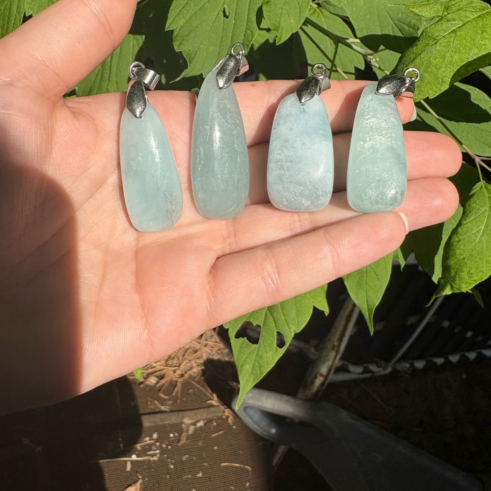(One) random aquamarine pendant